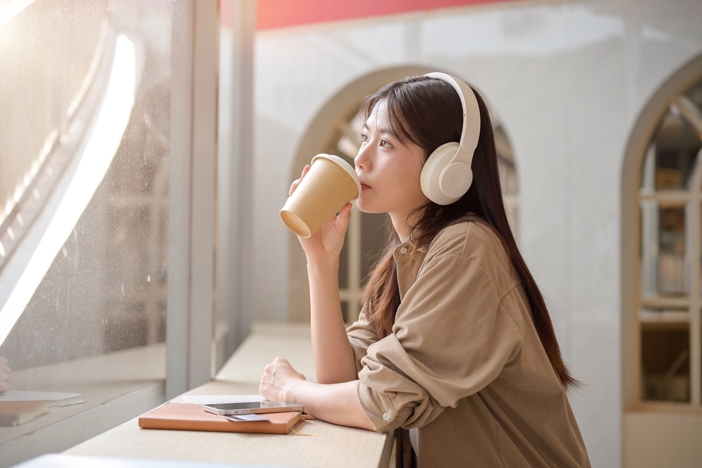 sống thực tế giữa đời thực dụng​