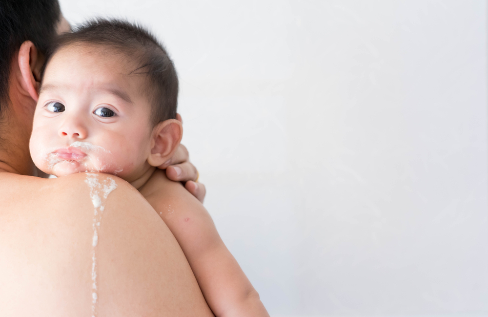 Cho trẻ sơ sinh 1 tháng tuổi bú không đúng cách 