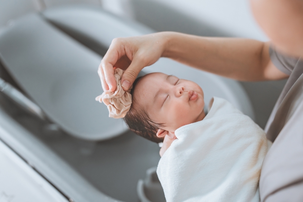 Tắm trẻ sơ sinh 1 tháng tuổi sai cách hoặc quá thường xuyên