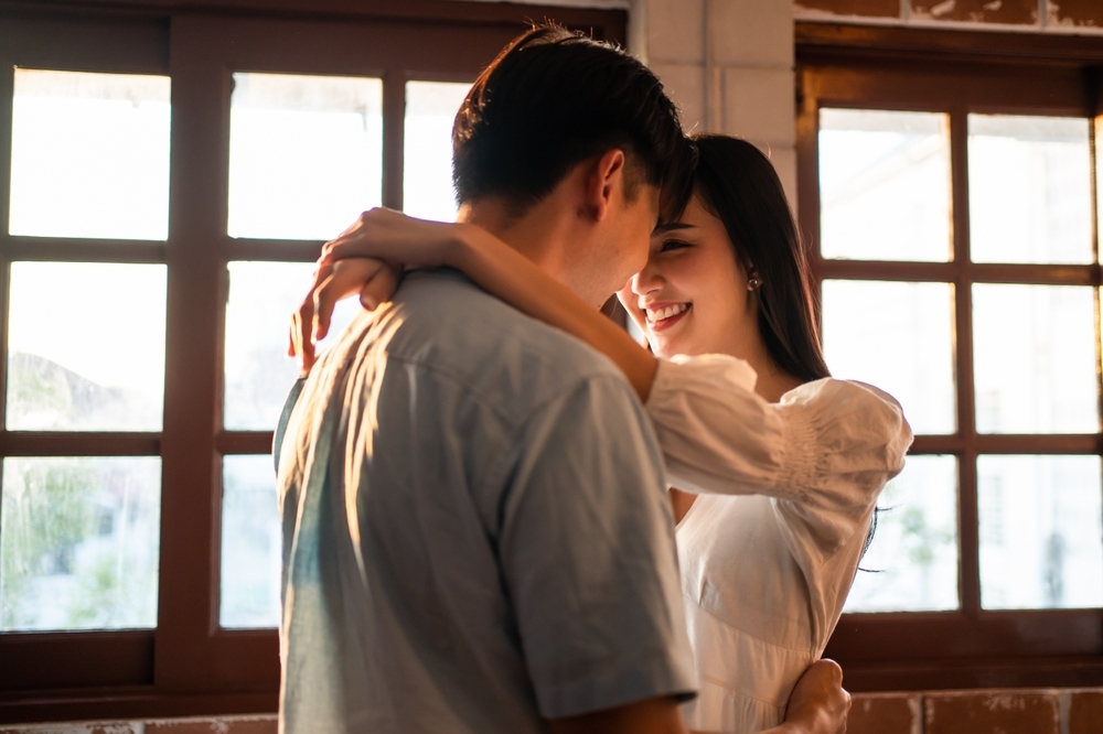 Hành trình yêu thương của cặp đôi hướng nội