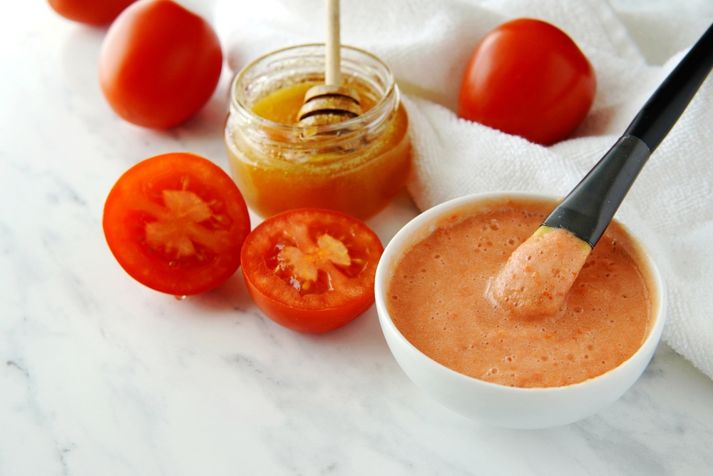 đắp mặt nạ cà chua