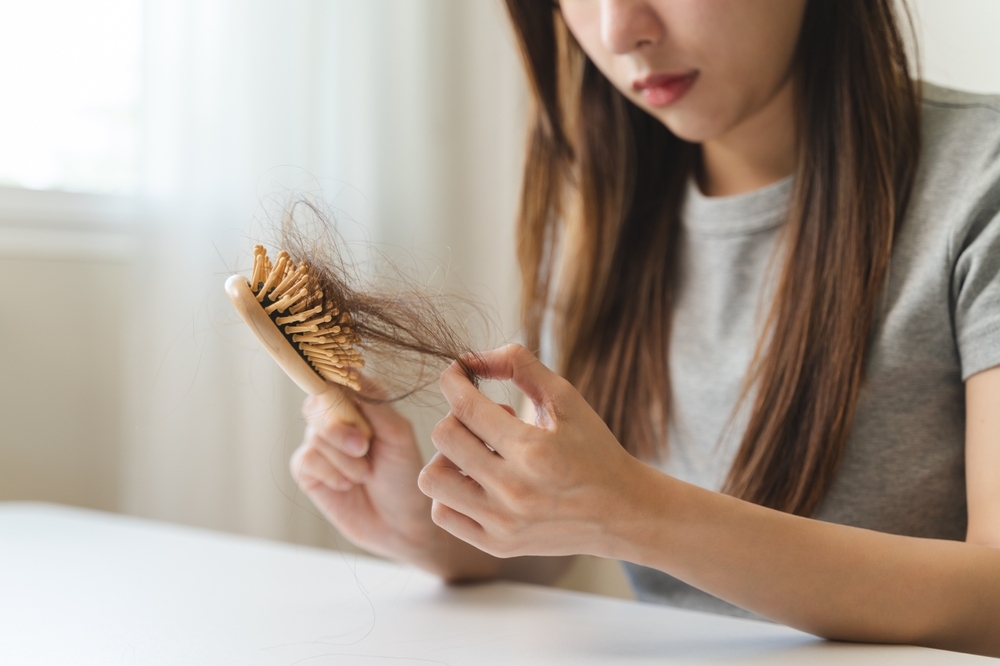 dấu hiệu thận yếu ở phụ nữ​ là rụng tóc nhiều