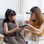 trẻ nghiện điện thoại
