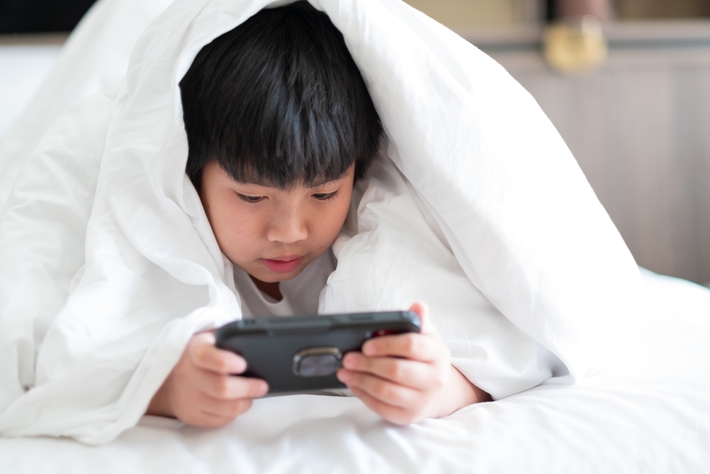Tình trạng trẻ nghiện điện thoại đang ngày càng phổ biến