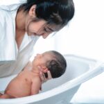 trẻ sơ sinh có nên tắm hàng ngày không​