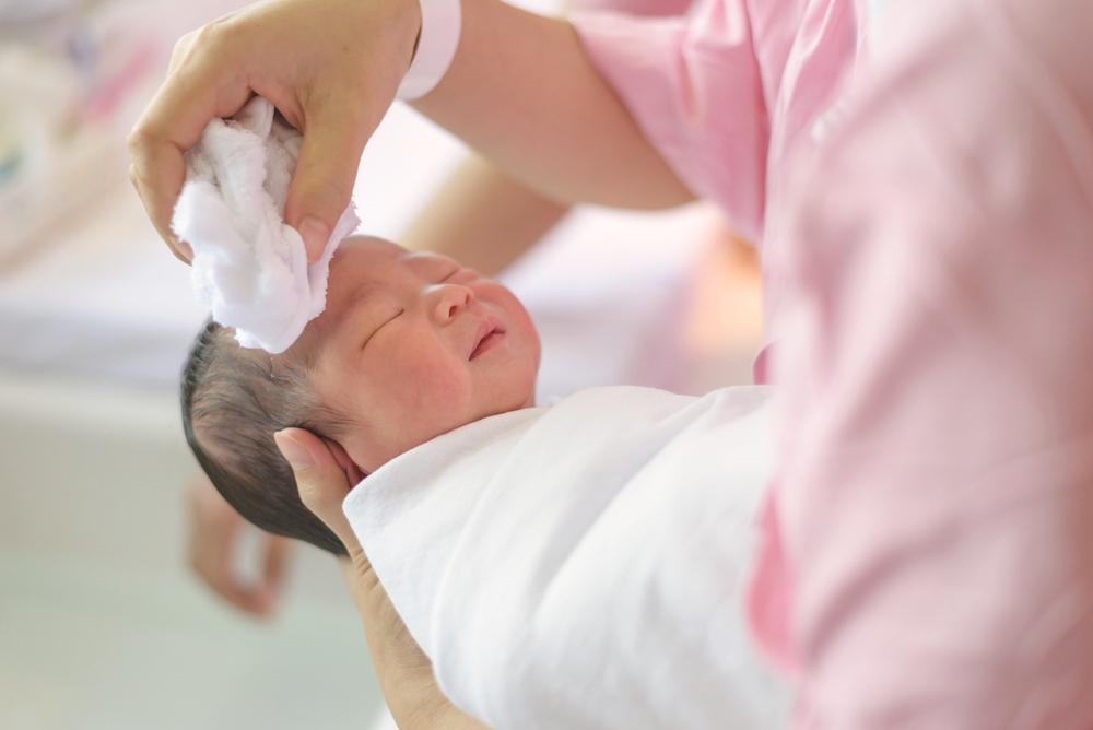 trẻ sơ sinh có nên tắm hàng ngày không​ và lợi ích và nguy cơ khi tắm hàng ngày cho trẻ sơ sinh