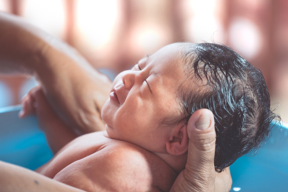 trẻ sơ sinh có nên tắm hàng ngày không​ và hướng dẫn tắm đúng cách và lịch tắm phù hợp cho trẻ sơ sinh