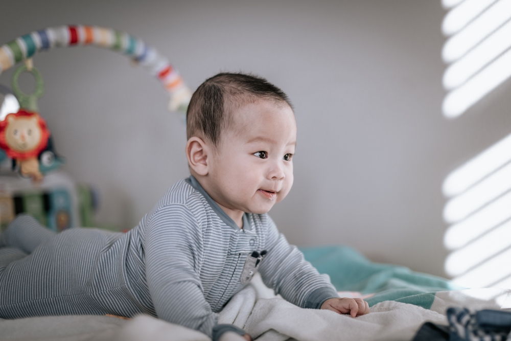 tummy time là gì​ và hướng dẫn cách thực hiện tummy time hiệu quả cho bé