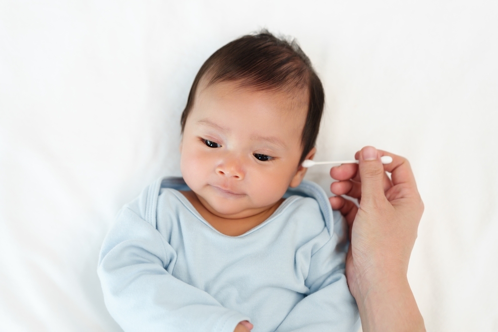 có nên lấy ráy tai cho trẻ sơ sinh​