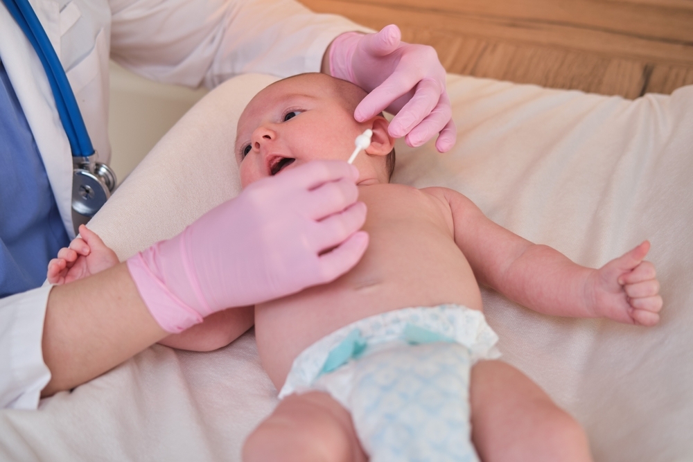 có nên lấy ráy tai cho trẻ sơ sinh​ và tham khảo ý kiến chuyên môn trước mọi hành động liên quan đến tai
