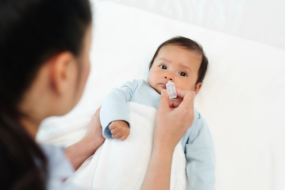 nước muối sinh lý cho trẻ sơ sinh