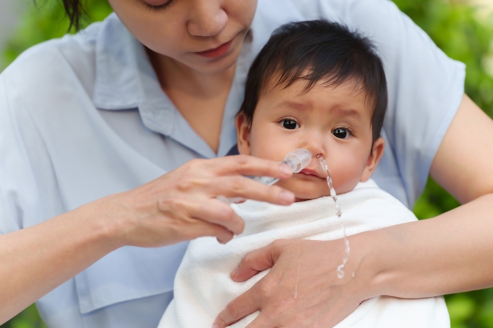 Những sai lầm phổ biến khi dùng nước muối sinh lý cho trẻ sơ sinh