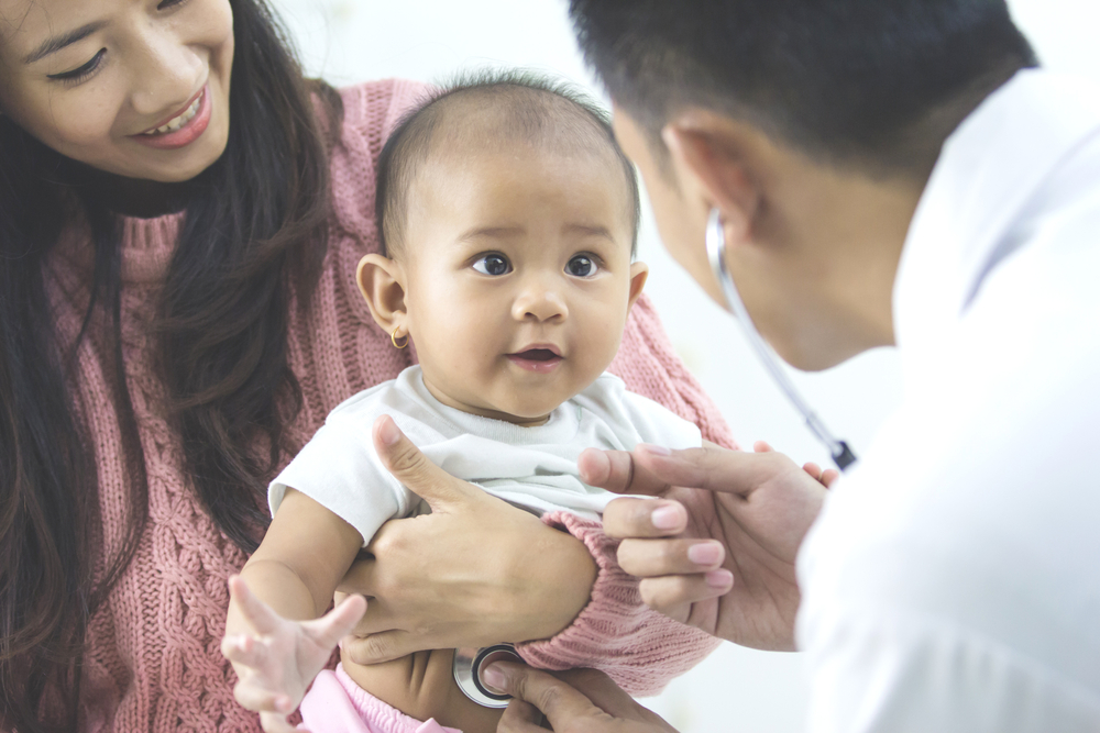 Cách dùng nước muối sinh lý cho trẻ sơ sinh đúng cách