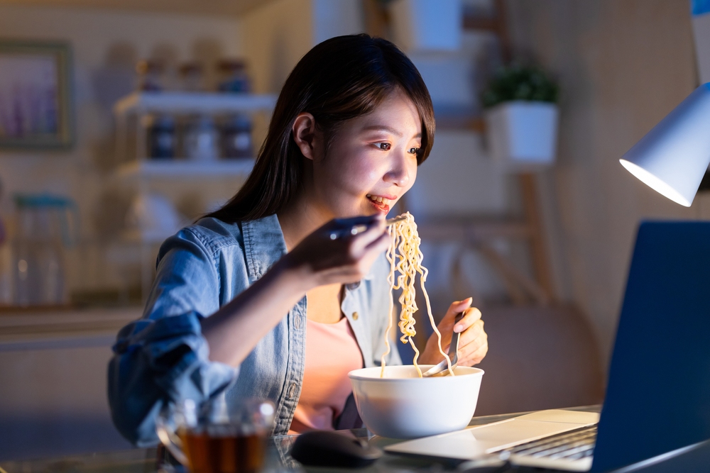 thói quen khiến bắp tay to là ăn uống thiếu kiểm soát