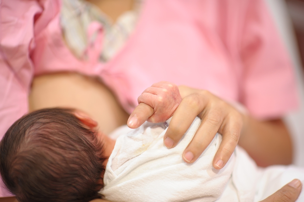 cách giúp trẻ sinh non tăng cân nhanh​ là cho trẻ bú thường xuyên và đúng cữ