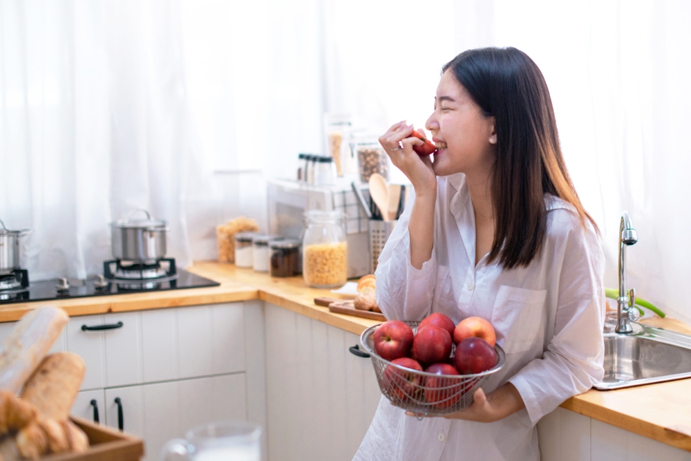 những loại trái cây lợi sữa cho mẹ sau sinh​ là táo
