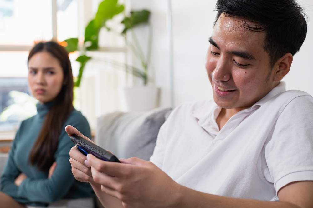 Biểu hiện của đàn ông lừa tình qua thái độ trong tình yêu