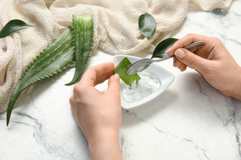 cách làm nước hoa hồng nha đam​ theo từng bước