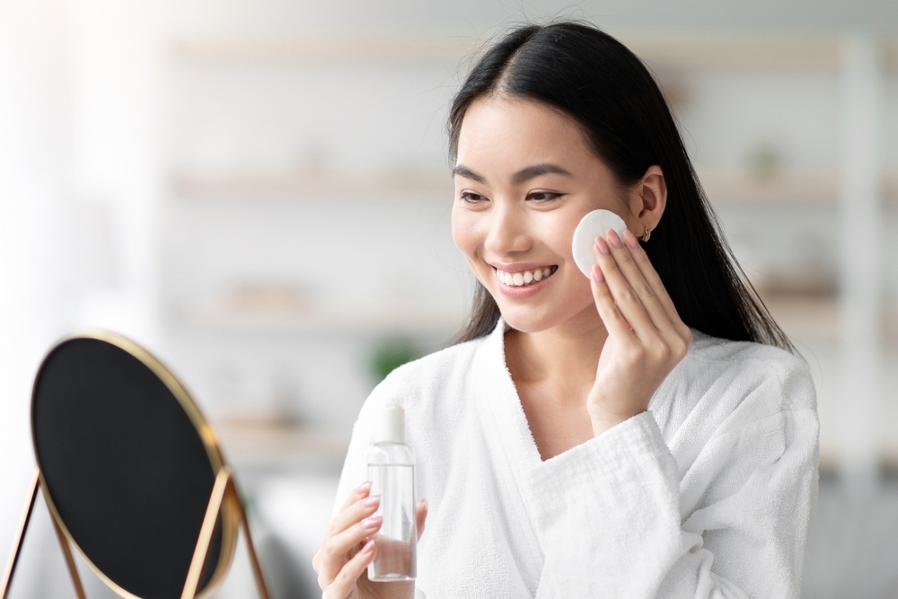 sử dụng nước hoa hồng có cần rửa lại không​