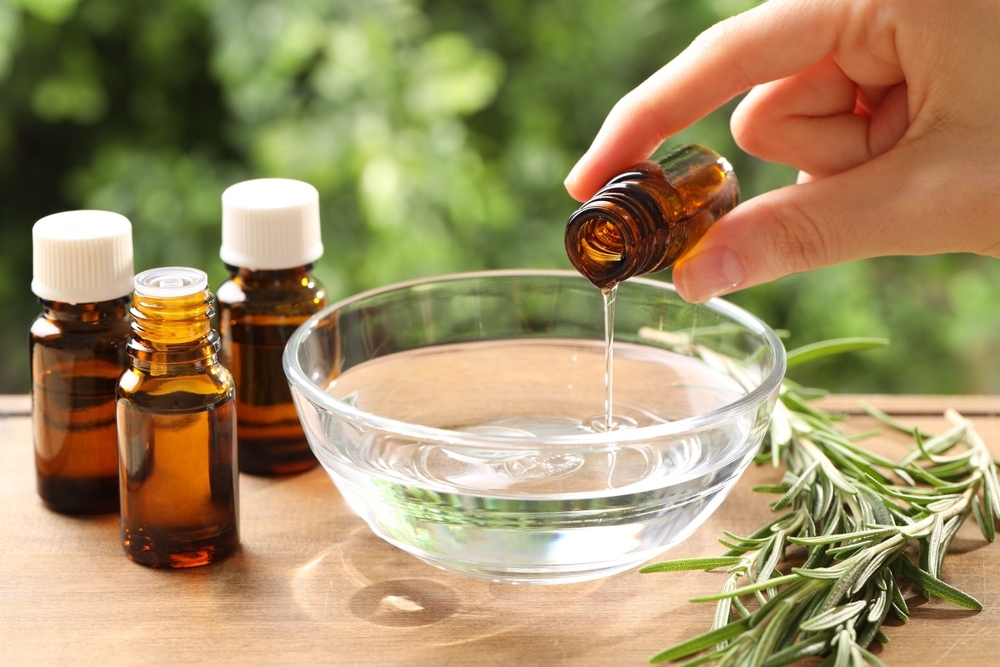 Cách massage bằng tinh dầu tràm giúp giữ ấm cơ thể