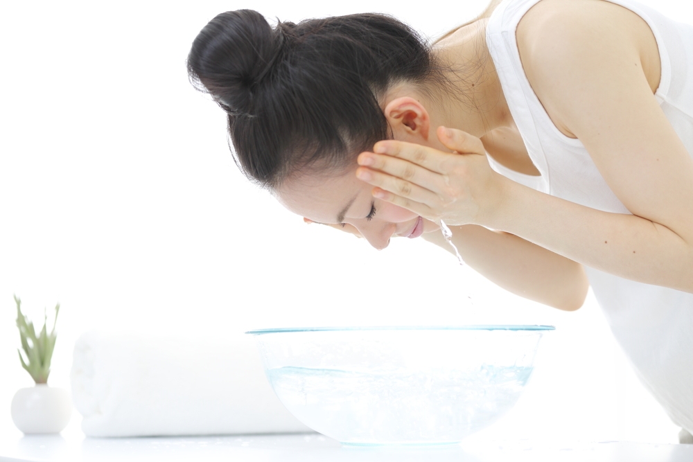 rửa mặt bằng nước muối​