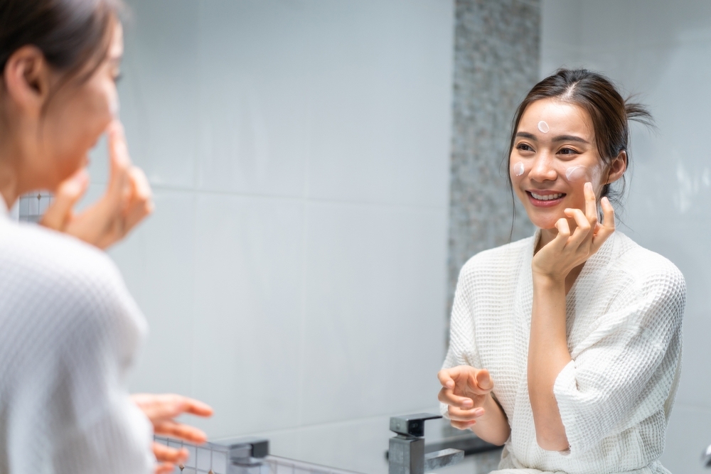 rửa mặt bằng nước muối​