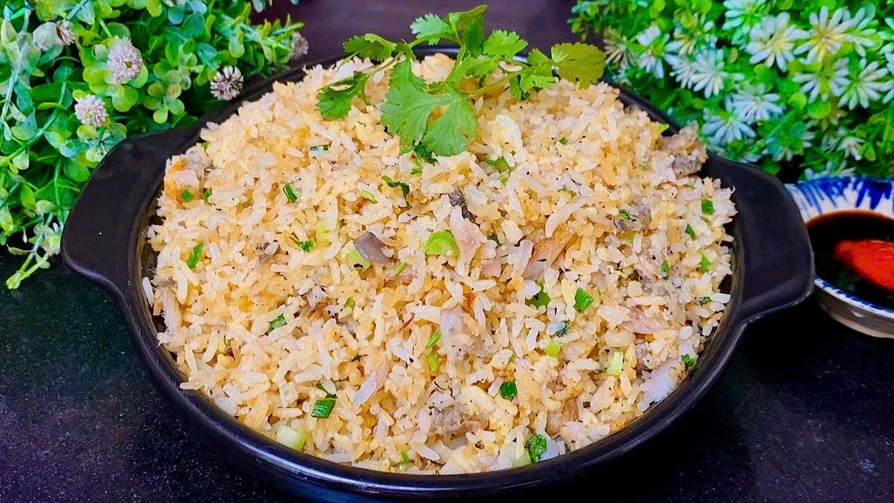 cách làm cơm chiên cá mặn​ và thưởng thức món ăn