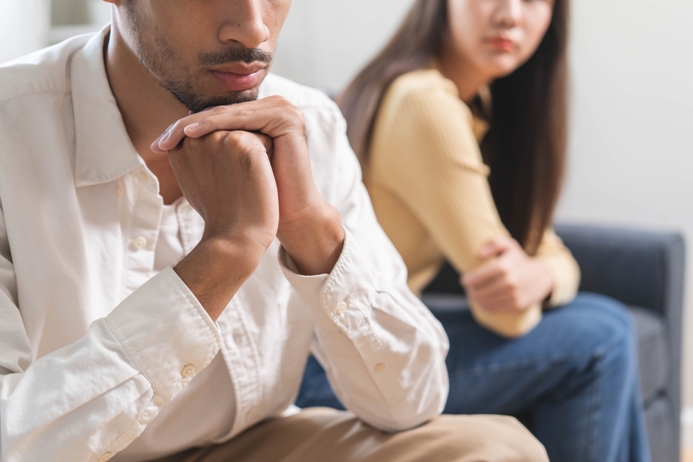 Những biểu hiện rõ ràng của mối tình tiêu cực mà người ngoài dễ thấy hơn