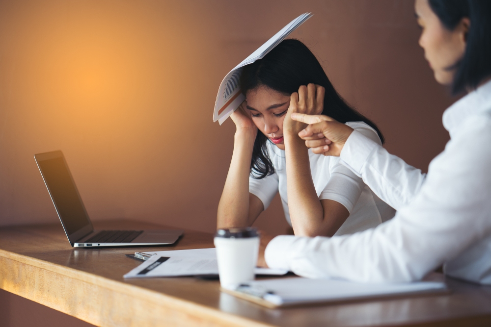 cách kiểm soát cảm xúc tiêu cực và hiểu đúng về cảm xúc tiêu cực khi bị sếp la 