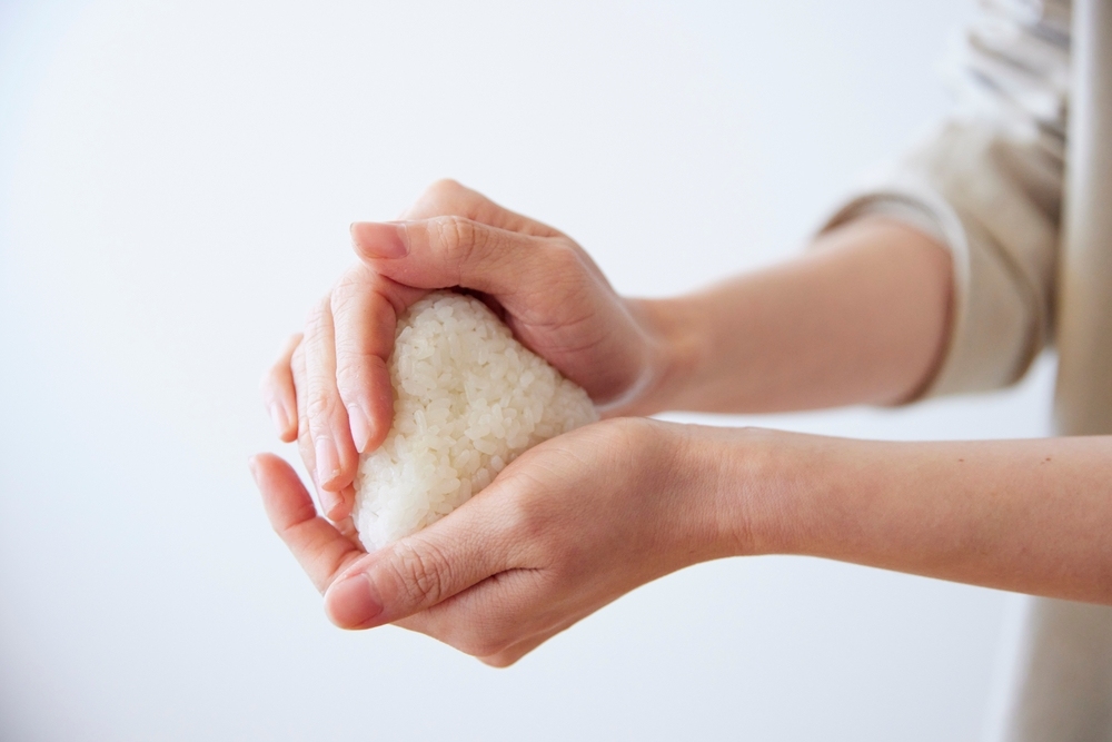 cách làm cơm nắm tam giác cực ngon cách làm cơm nắm tam giác tại nhà