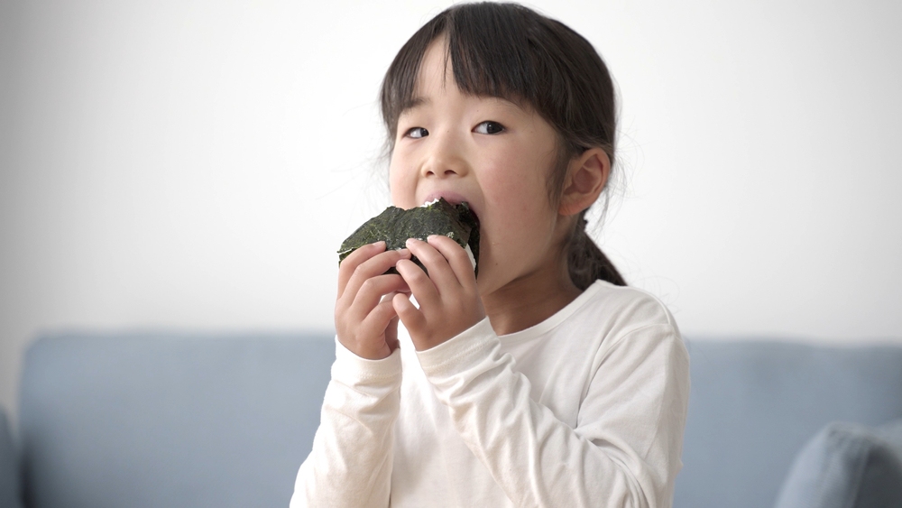 cách làm cơm nắm tam giác cho trẻ em cách làm cơm nắm tam giác cho trẻ