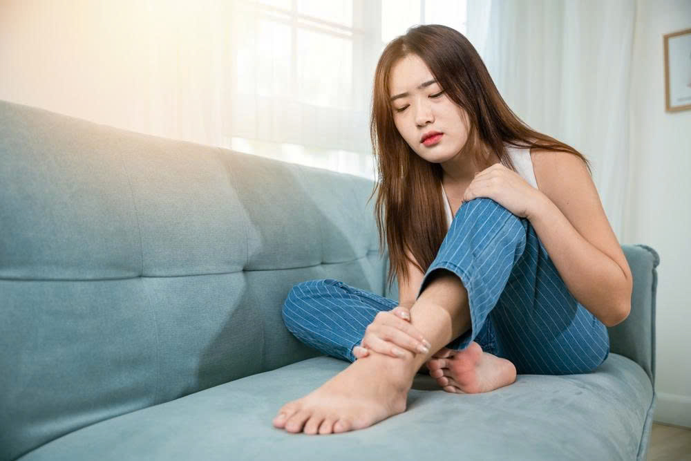cách làm giảm sưng chân khi bị ngã