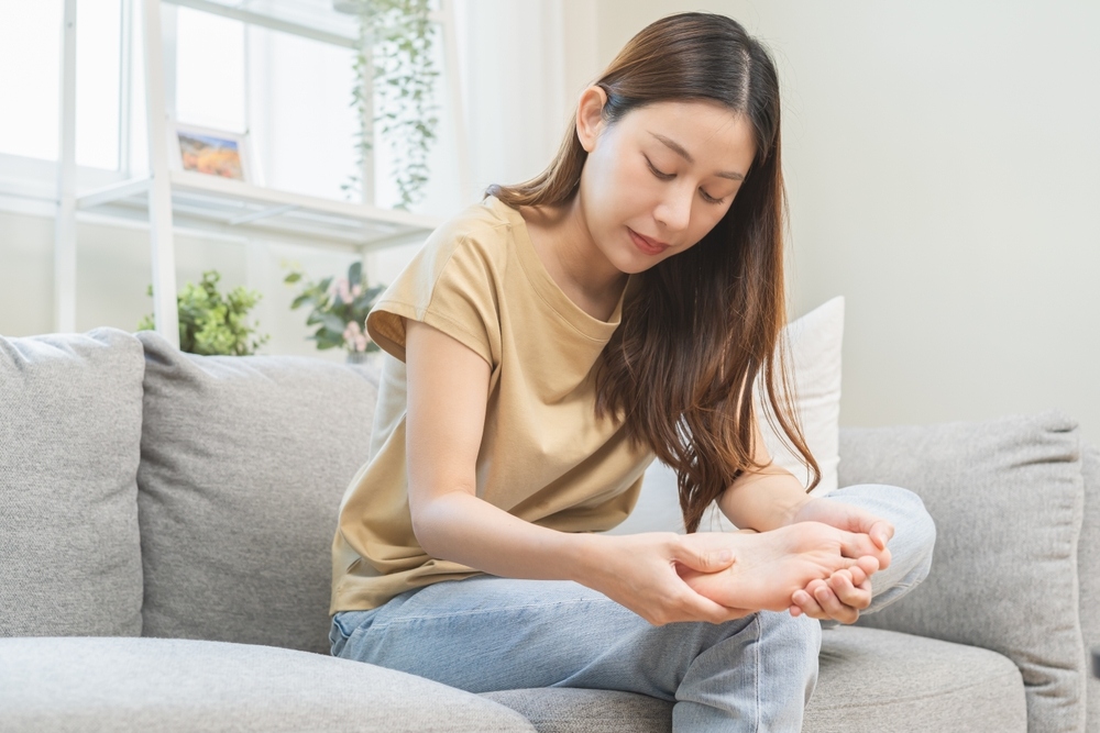 những cách làm giảm sưng chân khi bị ngã