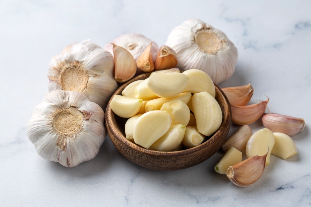 cách làm giảm sưng chân khi bị ngã bằng tỏi