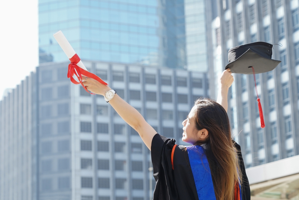 lợi ích của việc học đại học​ và giá trị nền tảng của bằng đại học trong thời đại công nghệ