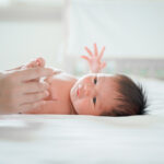 mẹo dân gian khi đón bé về nhà​