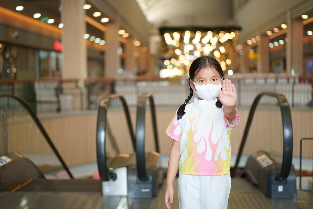 dạy con kỹ năng khi bị lạc là không đi theo người lạ