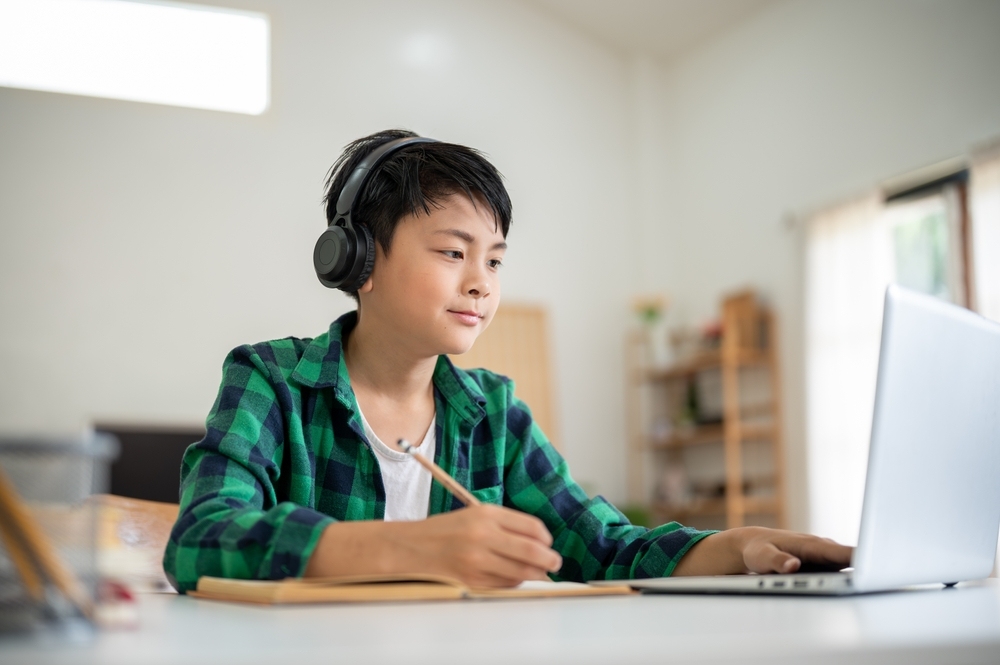 Không gian ảo đang trở thành môi trường sống thứ hai của trẻ