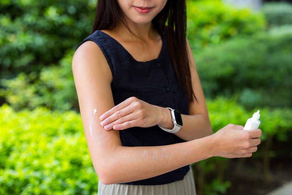 bôi kem chống nắng để bảo vệ da