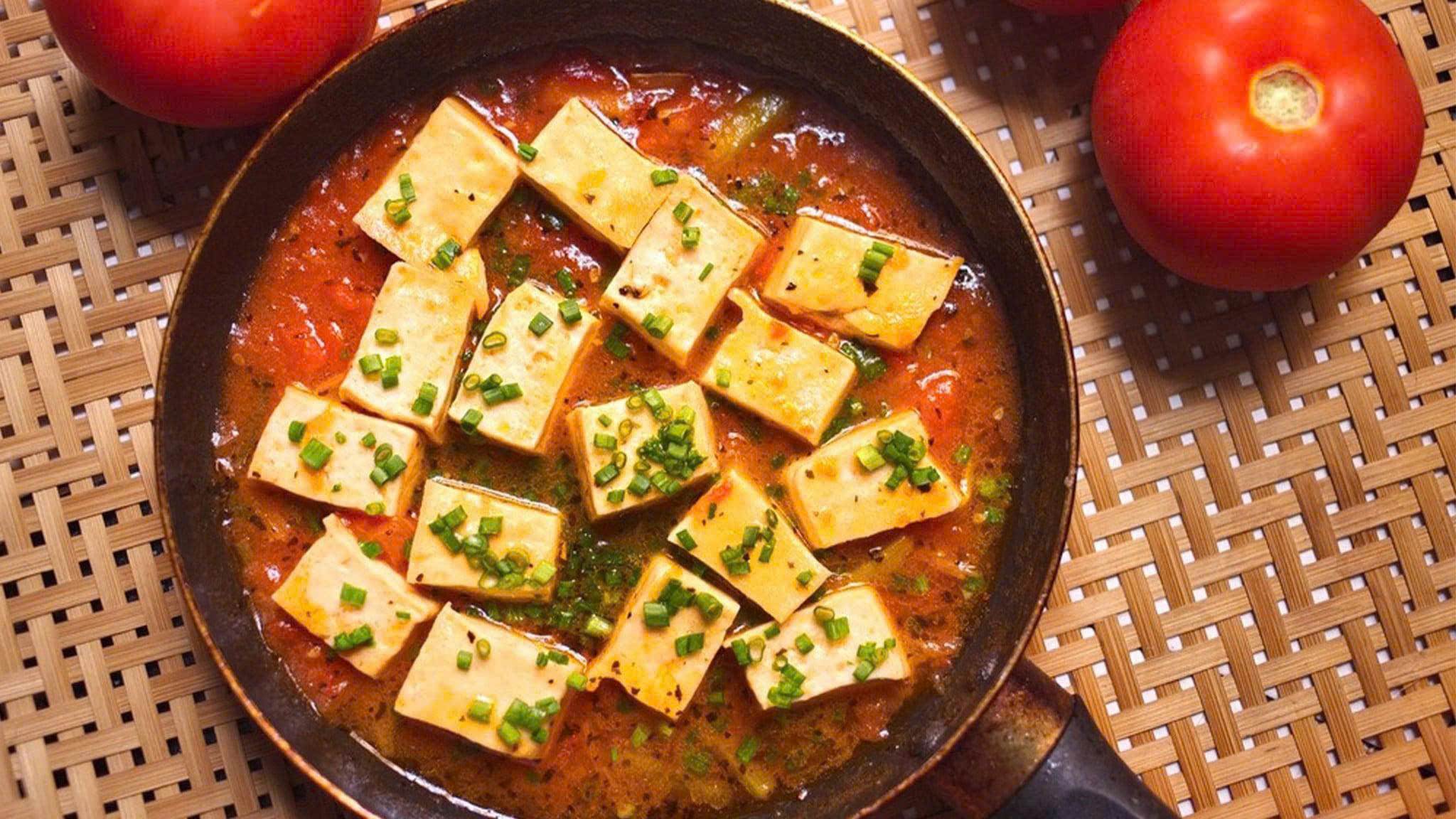 cách nấu các món chay thông dụng​ là đậu hũ sốt cà chua