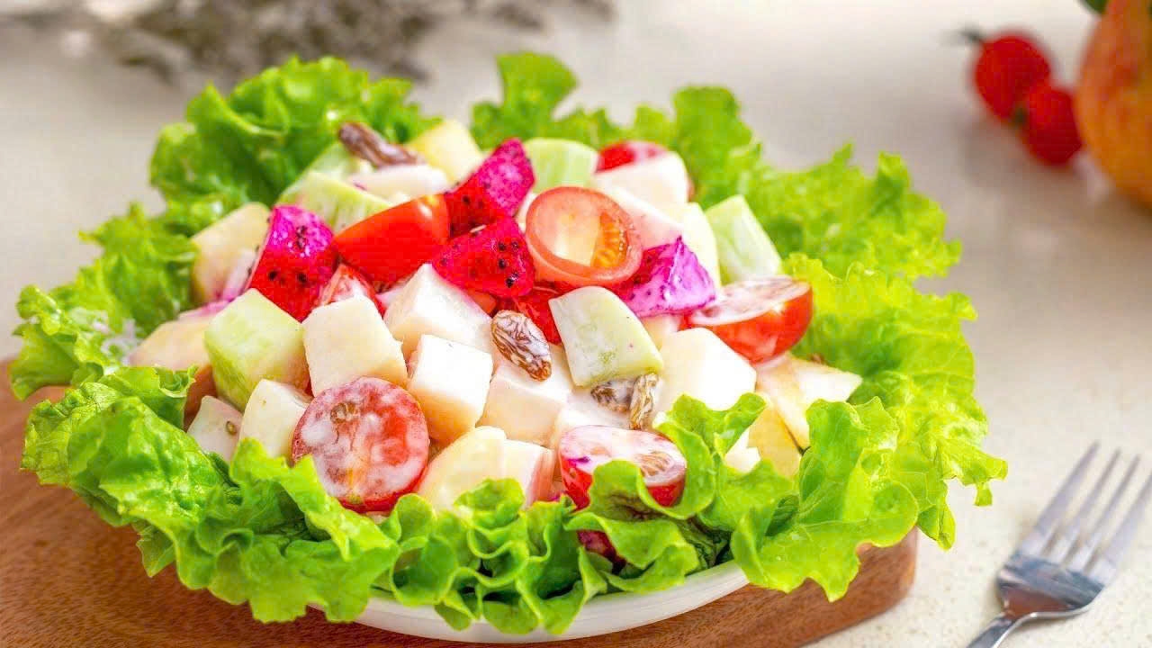 cách nấu các món chay thông dụng​ là salad hoa quả