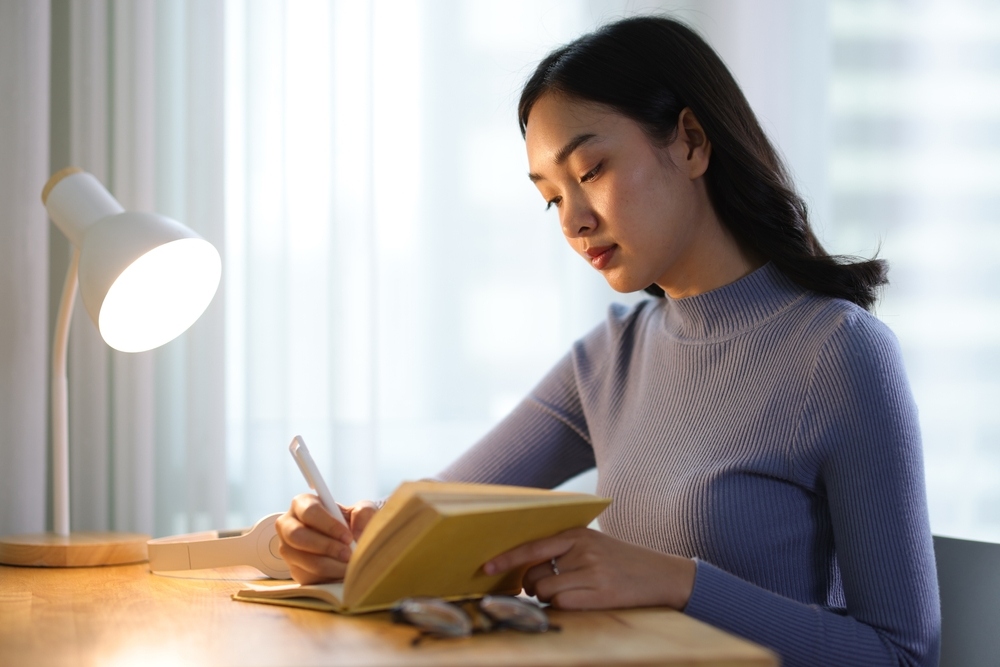 quên một người từng yêu​ bằng cách viết nhật ký cảm xúc mỗi ngày