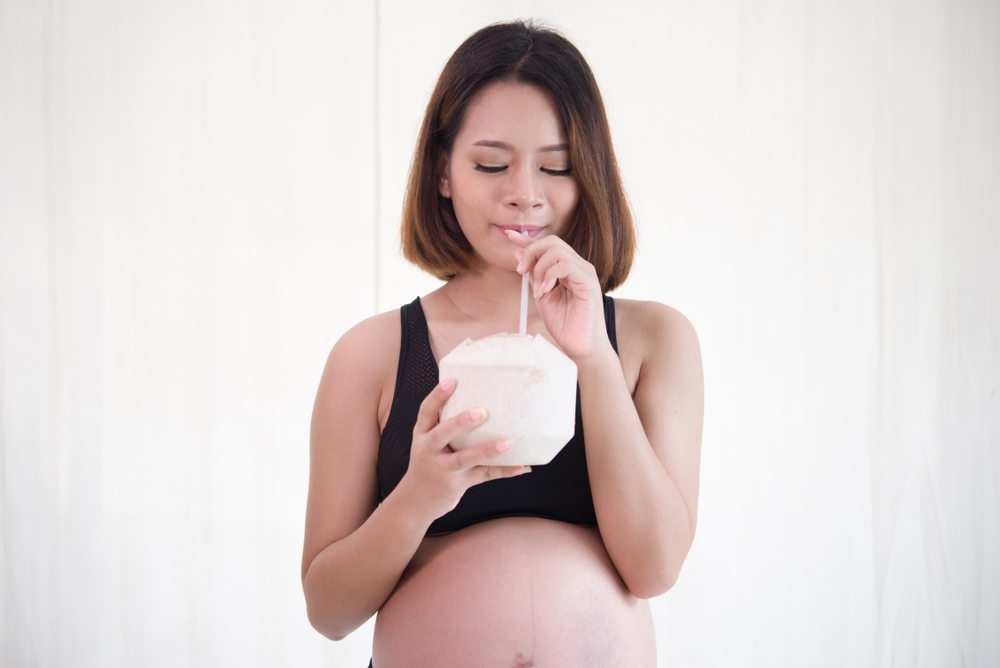 bà bầu uống nước dừa mỗi ngày có tốt không