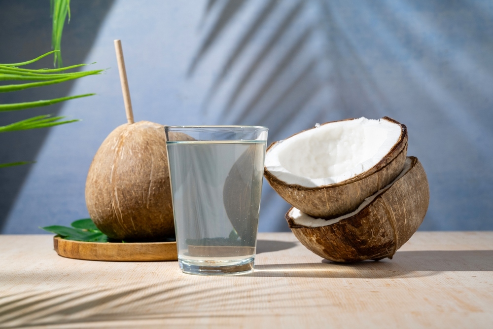 tìm hiểu bà bầu uống nước dừa mỗi ngày có tốt không