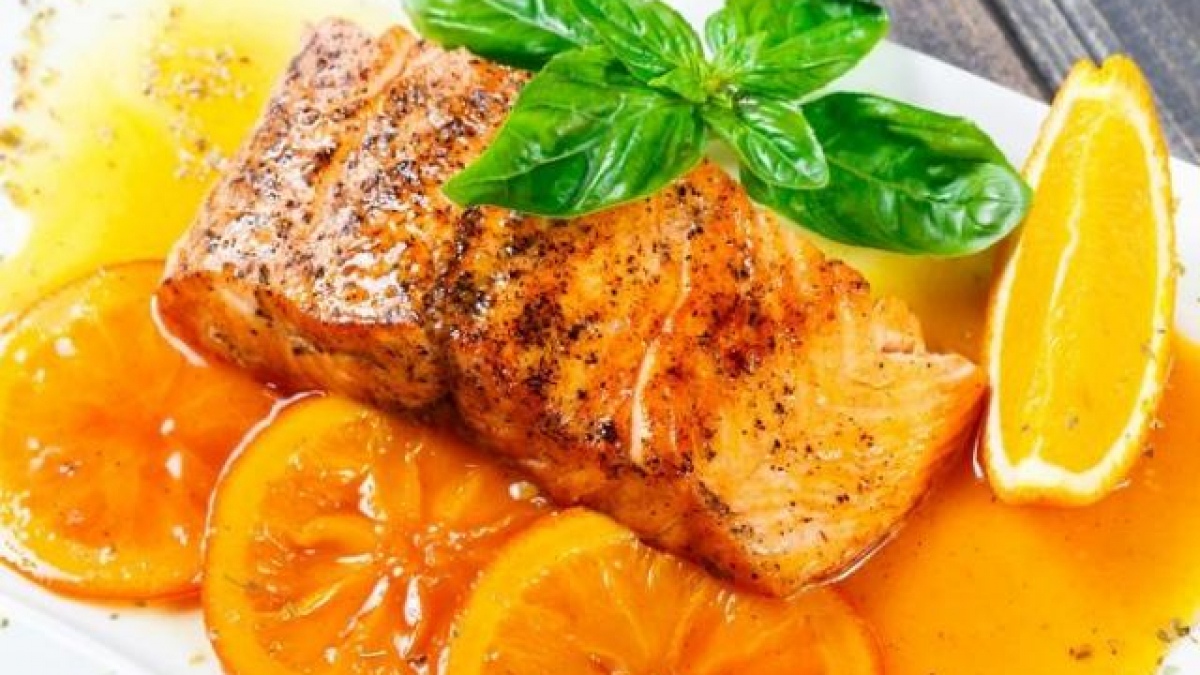 cách làm cá hồi sốt cam và thưởng thức món ăn