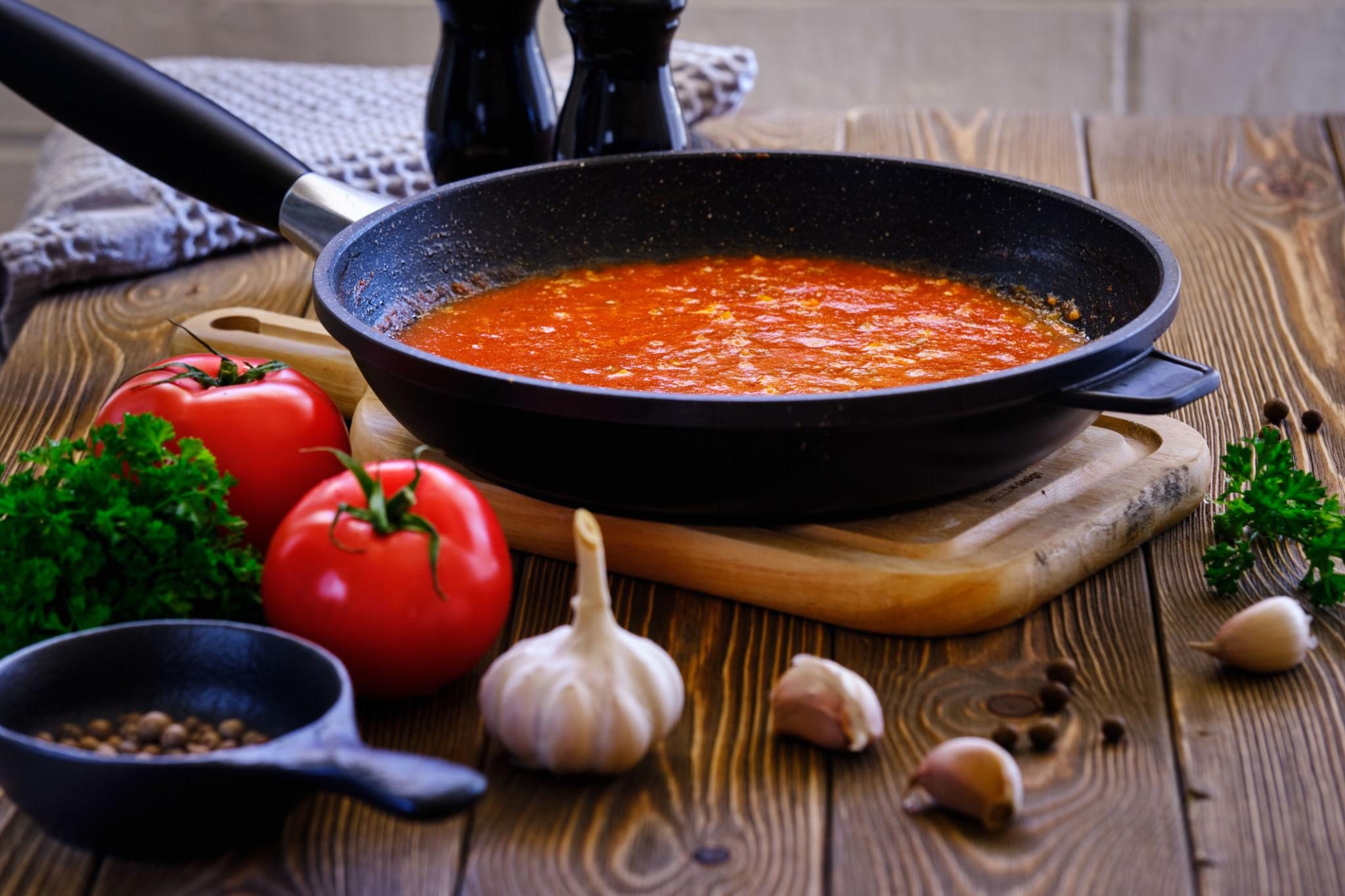 cách làm pizza tại nhà và sốt cà chua