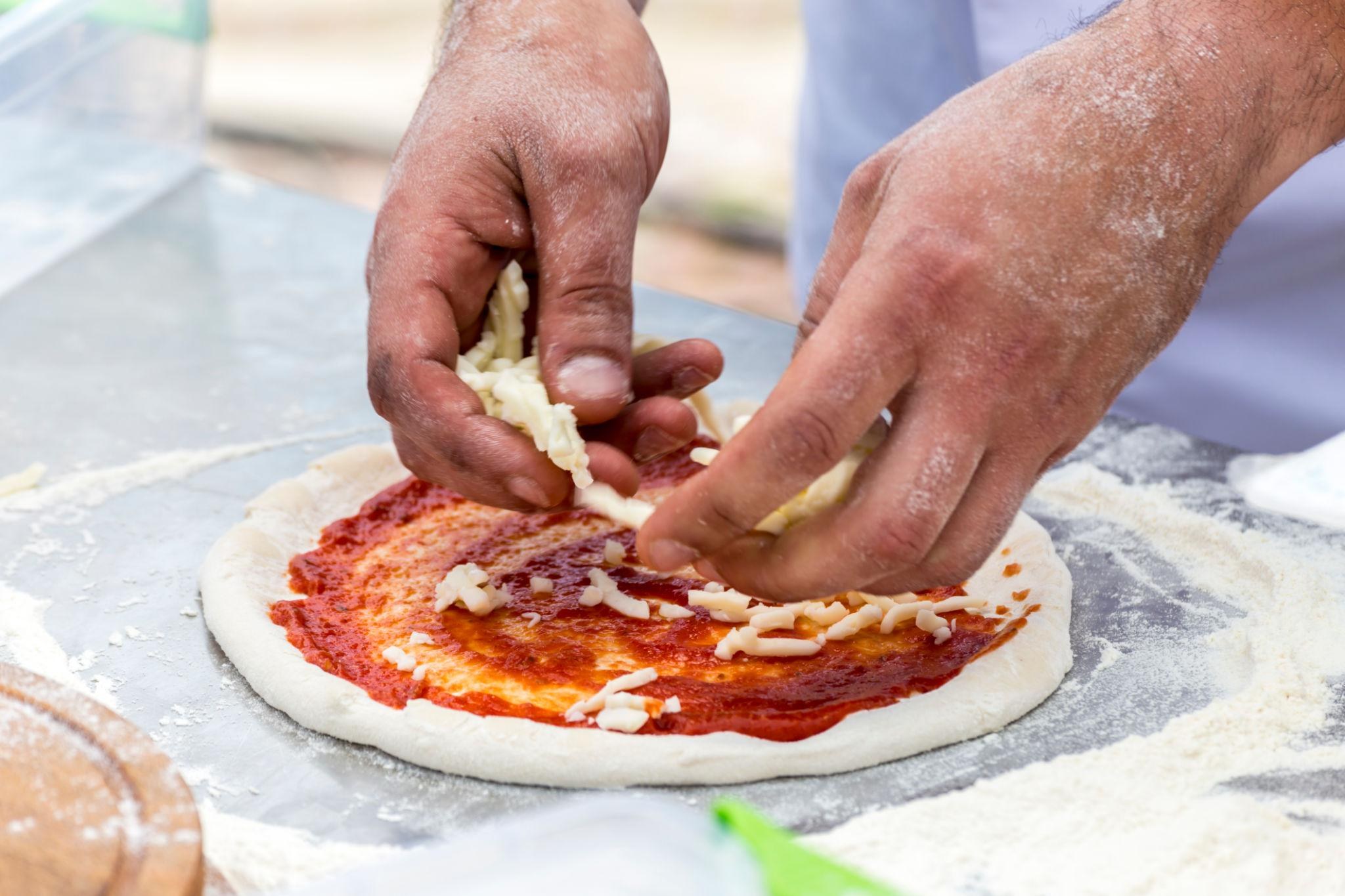 cách làm pizza tại nhà và sắp xếp topping hợp lý