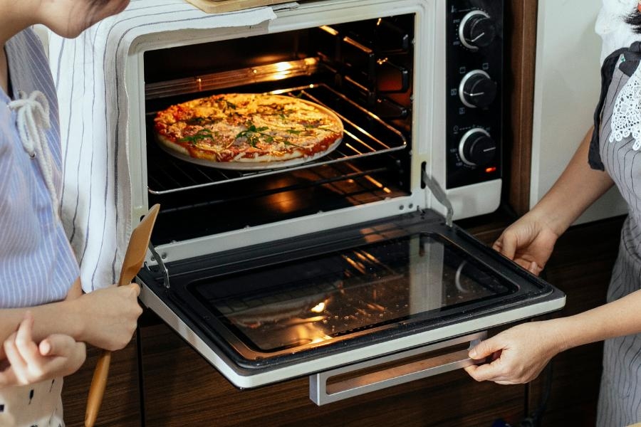 cách làm pizza tại nhà bằng lo nướng