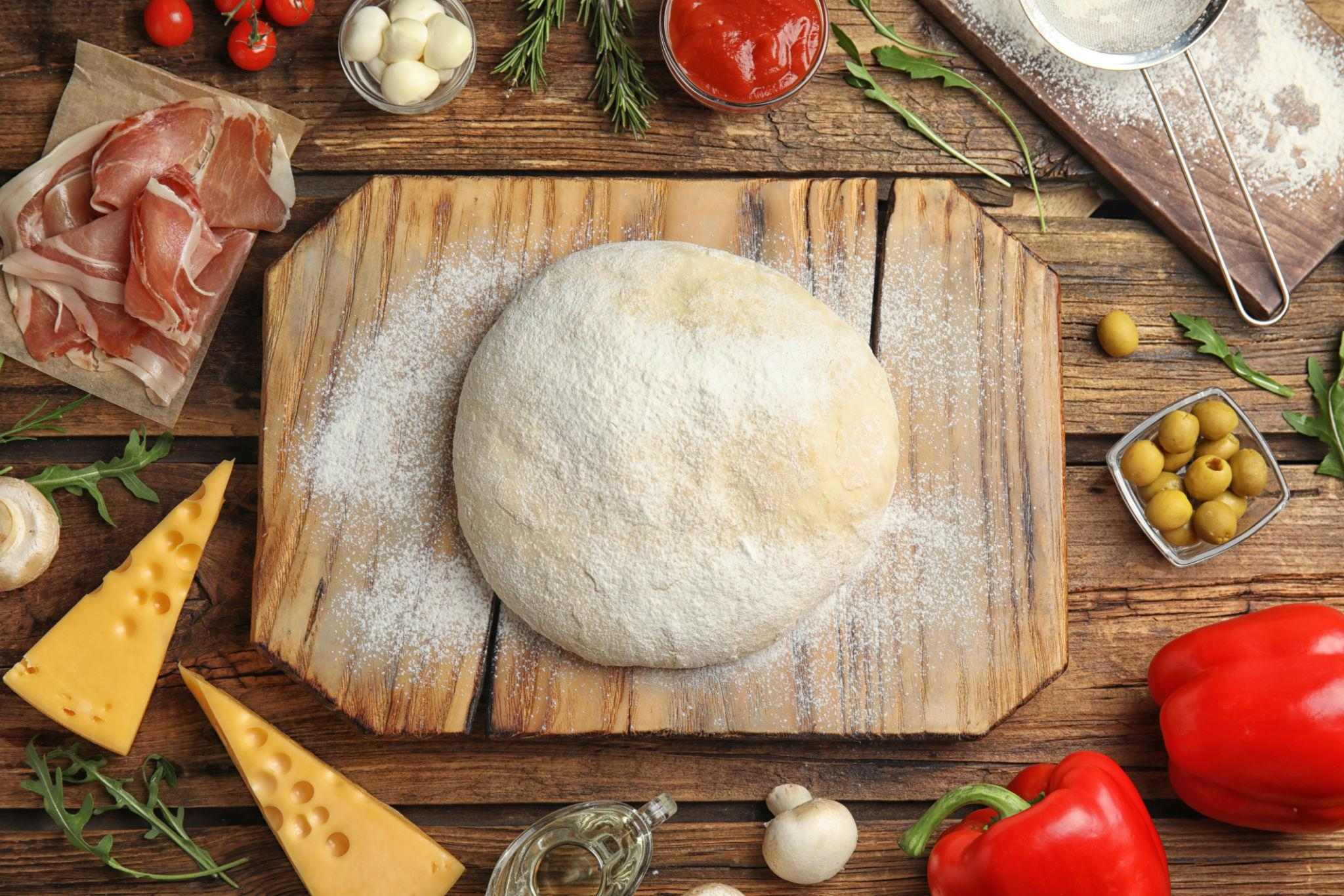 cách làm pizza tại nhà và các nguyên liệu cần thiết
