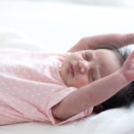 trẻ sơ sinh hay giật mình hoảng hốt​